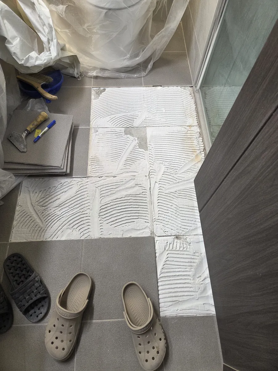 욕실 바닥 부분 재시공 작업 전 타일수선 — 욕실 바닥 부분 재시공 작업 전