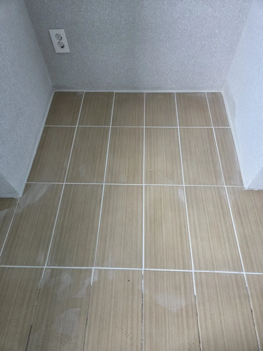 베란다 우드 무늬 바닥 수선 작업 후 타일수선 — 베란다 우드 무늬 바닥 수선 작업 후
